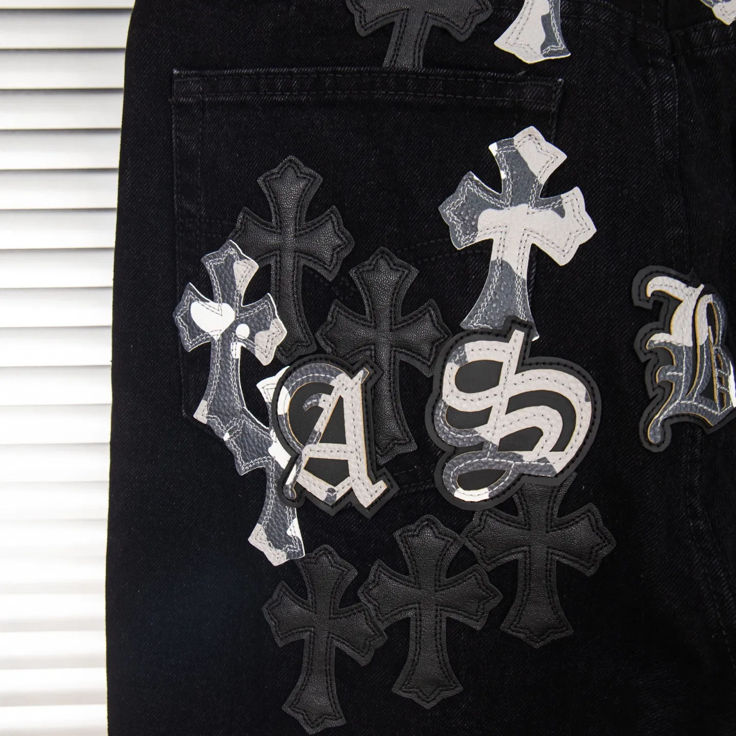 P260 Chrome Hearts Chrome Hearts Black Multi-leather Elements Full of Details Washed Jeans Authentically Restore the Ultimate Vintage Texture Three-Dimensional Fit Loose and Comfortable, Not Slimming Appearing Tall and Slim Made by a Manufacturer Original Quality Control Same Style for Men and Women Can Be Matched for Couples Versatile Recommendations Must-Have Jeans for All Seasons Fashionistas Have Been Disappointed From the Quality Selection of Fabrics, Cutting of Details, and Matching of Patterns, Everything Is Impeccable! The upper body is so handsome when worn...it can be easily worn by men, women and children! The craftsmanship is made of heavy-duty washed pure cotton denim fabric. After washing, it is soft and thick. It is very stylish when worn on the body. Style number: 1775# Color: black Size: 28 30 32 34 36